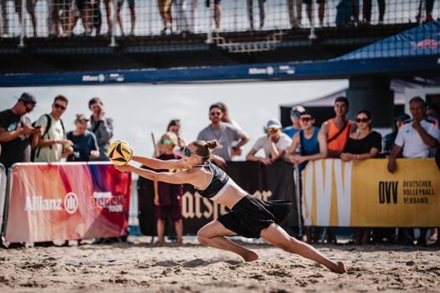 Beachvolleyball Frauen Deutsche Meisterschaften 2025 Timmendorfer Strand 04.09.2025 Tabea Schwarz springt zum Ball Timmendorfer Strand Ahmann-Hager-Arena Schleswig-Holstein Deutschland