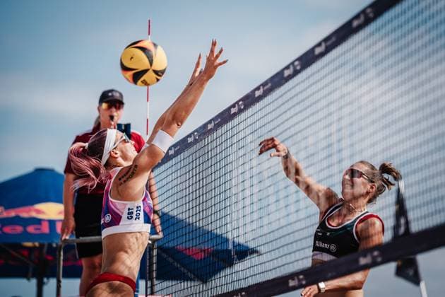 Beachvolleyball Frauen Deutsche Meisterschaften 2025 Timmendorfer Strand 04.09.2025 v.l. Sandra Ittlinger gegen Larissa Claassen Timmendorfer Strand Ahmann-Hager-Arena Schleswig-Holstein Deutschland