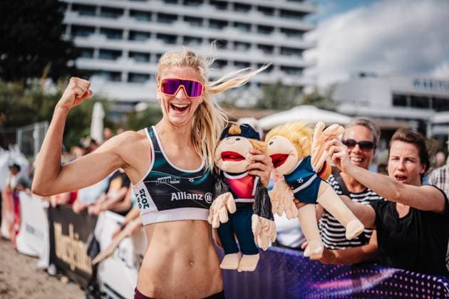Beachvolleyball Frauen Deutsche Meisterschaften 2025 Timmendorfer Strand 04.09.2025 Nele Barber mit Puppen Timmendorfer Strand Ahmann-Hager-Arena Schleswig-Holstein Deutschland
