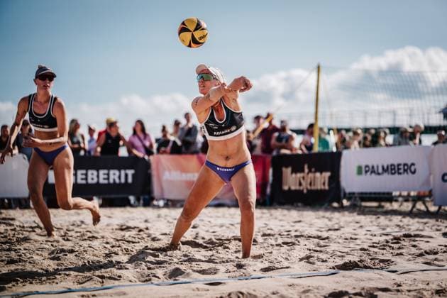 Beachvolleyball Frauen Deutsche Meisterschaften 2025 Timmendorfer Strand 04.09.2025 Karla Borger nimmt den Ball an Timmendorfer Strand Ahmann-Hager-Arena Schleswig-Holstein Deutschland