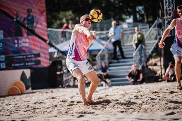 Beachvolleyball Frauen Deutsche Meisterschaften 2025 Timmendorfer Strand 04.09.2025 Georg Wolf nimmt den Ball an Timmendorfer Strand Ahmann-Hager-Arena Schleswig-Holstein Deutschland