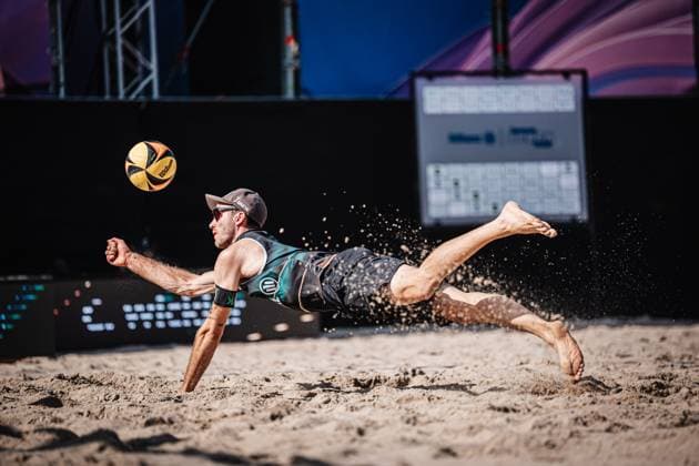 Beachvolleyball Frauen Deutsche Meisterschaften 2025 Timmendorfer Strand 04.09.2025 Clemens Wickler springt zum Ball Timmendorfer Strand Ahmann-Hager-Arena Schleswig-Holstein Deutschland
