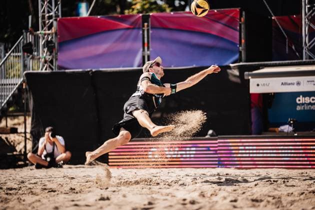 Beachvolleyball Frauen Deutsche Meisterschaften 2025 Timmendorfer Strand 04.09.2025 Clemens Wickler springt zum Ball Timmendorfer Strand Ahmann-Hager-Arena Schleswig-Holstein Deutschland