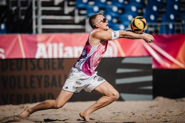 Beachvolleyball Frauen Deutsche Meisterschaften 2025 Timmendorfer Strand 04.09.2025 Georg Wolf spielt den Ball Timmendorfer Strand Ahmann-Hager-Arena Schleswig-Holstein Deutschland