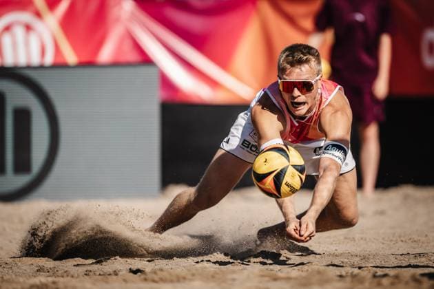 Beachvolleyball Frauen Deutsche Meisterschaften 2025 Timmendorfer Strand 04.09.2025 Georg Wolf spielt den Ball Timmendorfer Strand Ahmann-Hager-Arena Schleswig-Holstein Deutschland