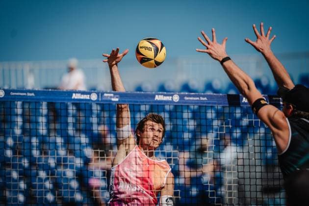 Beachvolleyball Frauen Deutsche Meisterschaften 2025 Timmendorfer Strand 04.09.2025 Peter Wolf beim Angriff Timmendorfer Strand Ahmann-Hager-Arena Schleswig-Holstein Deutschland