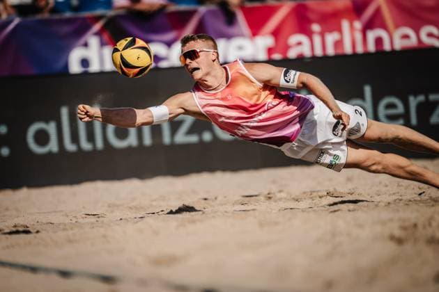 Beachvolleyball Frauen Deutsche Meisterschaften 2025 Timmendorfer Strand 04.09.2025 Georg Wolf springt zum Ball Timmendorfer Strand Ahmann-Hager-Arena Schleswig-Holstein Deutschland