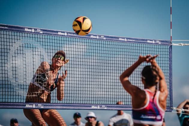 Beachvolleyball Frauen Deutsche Meisterschaften 2025 Timmendorfer Strand 04.09.2025 Karla Borger beim Angriff Timmendorfer Strand Ahmann-Hager-Arena Schleswig-Holstein Deutschland