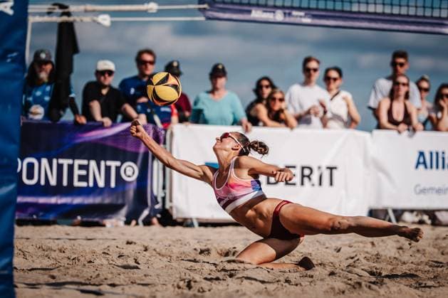 Beachvolleyball Frauen Deutsche Meisterschaften 2025 Timmendorfer Strand 04.09.2025 Sophie Sarnighausen springt zum Ball Timmendorfer Strand Ahmann-Hager-Arena Schleswig-Holstein Deutschland