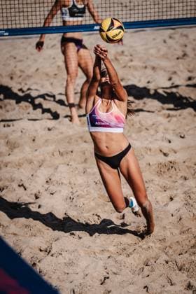 Beachvolleyball Frauen Deutsche Meisterschaften 2025 Timmendorfer Strand 04.09.2025 Rika Dieckmann spielt den Ball Timmendorfer Strand Ahmann-Hager-Arena Schleswig-Holstein Deutschland
