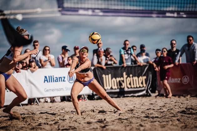 Beachvolleyball Frauen Deutsche Meisterschaften 2025 Timmendorfer Strand 04.09.2025 Karla Borger spielt den Ball Timmendorfer Strand Ahmann-Hager-Arena Schleswig-Holstein Deutschland