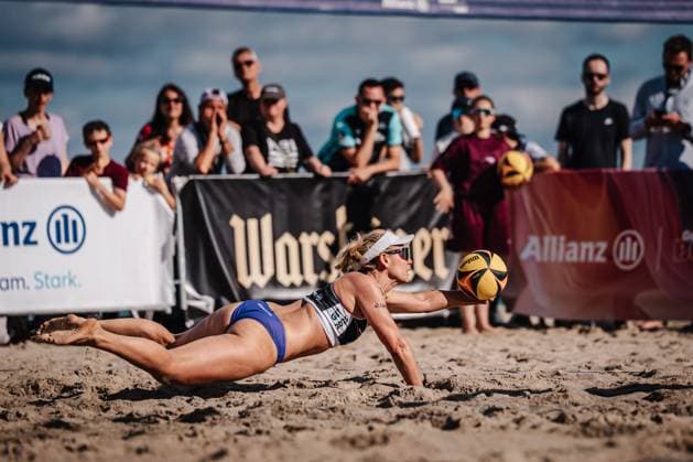 Beachvolleyball Frauen Deutsche Meisterschaften 2025 Timmendorfer Strand 04.09.2025 Karla Borger springt zum Ball Timmendorfer Strand Ahmann-Hager-Arena Schleswig-Holstein Deutschland
