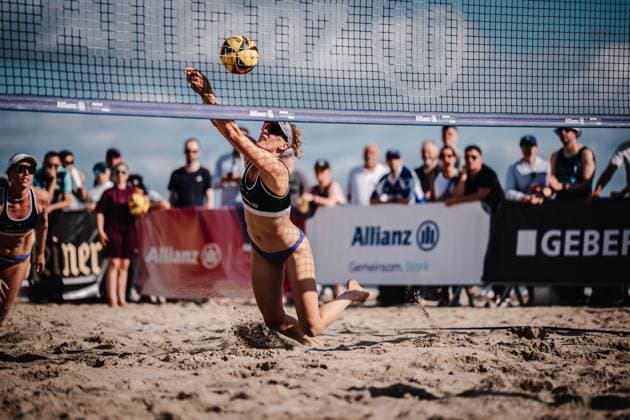 Beachvolleyball Frauen Deutsche Meisterschaften 2025 Timmendorfer Strand 04.09.2025 Marie Schieder spielt den Ball Timmendorfer Strand Ahmann-Hager-Arena Schleswig-Holstein Deutschland