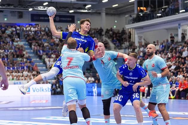 04.09.2025, xydrx, Handball, 1.HBL, VFL Gummersbach - TM Melsungen, Schwalbe-Arena: Julian Koester (VFL Gummersbach 7) und Kristjan Horzen (VFL Gummersbach 27) im Zweikampf gegen David Mandic (MT Melsungen 7) und Arnar Freyr Arnarsson (MT Melsungen 21) Nordrhein-Westfahlen Deutschland *** 04 09 2025, xydrx, Handball, 1 HBL, VFL Gummersbach TM Melsungen, Schwalbe Arena Julian Koester VFL Gummersbach 7 and Kristjan Horzen VFL Gummersbach 27 in a duel against David Mandic MT Melsungen 7 and Arnar Freyr Arnarsson MT Melsungen 21 North Rhine-Westphalia Germany