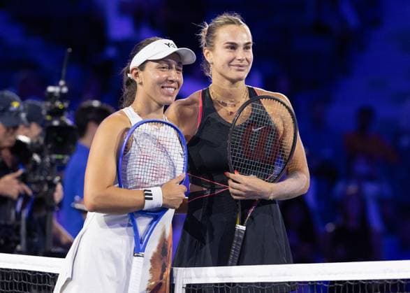 Jessica Pegula und Aryna Sabalenka posen am Netz vor Spielbeginn, US Open Championships 2023, USTA Billie Jean King National Tennis Center, Flushing Meadows, New York, USA . Copyright: xJuergenxHasenkopfx