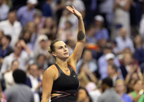 Aryna Sabalenka winkt und bedankt sich bei den Zuschauern, Fans nach dem Sieg, US Open Championships 2023, USTA Billie Jean King National Tennis Center, Flushing Meadows, New York, USA . Copyright: xJuergenxHasenkopfx