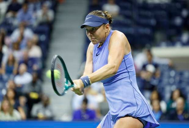 Amanda Anisimova hits a return to Naomi Osaka of Japan in the 2nd set in a Women s semifinal match at the 2025 US Open Tennis Championship at the USTA Billie Jean King National Tennis Center in New York City on Thursday, September 4, 2025.  NYP20250904927 JOHNxANGELILLO