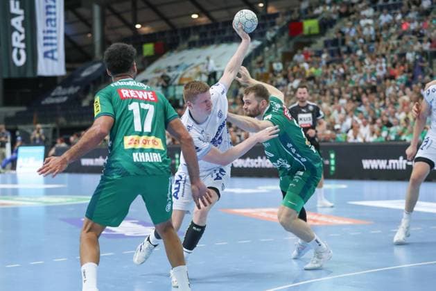 04.09.2025, xgox, Handball - Daikin HBL DHfK Leipzig - TBV Lemgo-Lippe emspor, v.l. Niels Gerardus Versteijnen (Lemgo, 25), William Bogojevic (Leipzig, 20) Zweikampf, Duell, Kampf, tackle Leipzig