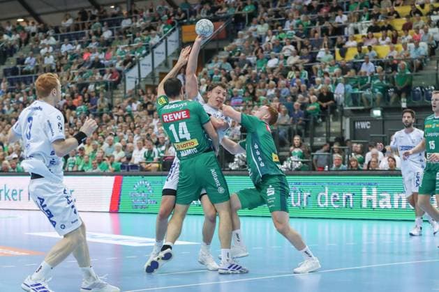 04.09.2025, xgox, Handball - Daikin HBL DHfK Leipzig - TBV Lemgo-Lippe emspor, v.l. Marko Mamic (Leipzig, 14), Joel Wilecke (Lemgo, 24), Tomas Piroch (Leipzig, 7) Zweikampf, Duell, Kampf, tackle Leipzig