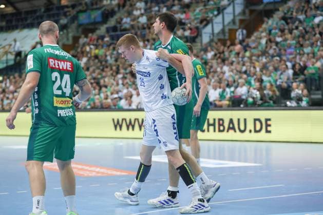 04.09.2025, xgox, Handball - Daikin HBL DHfK Leipzig - TBV Lemgo-Lippe emspor, v.l. Niels Gerardus Versteijnen (Lemgo, 25), Marko Mamic (Leipzig, 14) Zweikampf, Duell, Kampf, tackle Leipzig