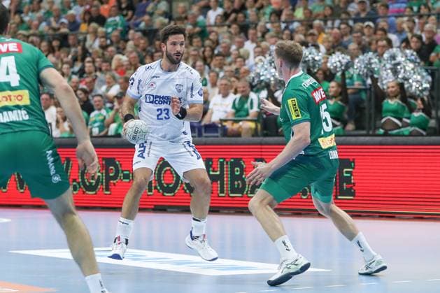 04.09.2025, xgox, Handball - Daikin HBL DHfK Leipzig - TBV Lemgo-Lippe emspor, v.l. Tim Suton (Lemgo, 23) , Adam Lönn (Leipzig, 15) Zweikampf, Duell, Kampf, tackle Leipzig