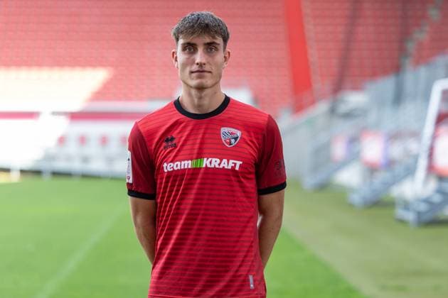 FC Ingolstadt 04; 3.Liga, Porträttermin 2025 2026, Elias Decker (4, FCI) 3. Liga - FC Ingolstadt 04 Saison 2025 2026 Porträttermin 2025 2026