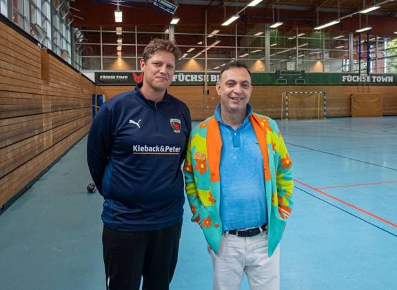 Handball, Herren, Saison 2025 2026, DAIKIN Handball-Bundesliga, Füchse Berlin, Vorstellung des neuen Cheftrainers, v.l. Trainer Nicolej Krickau (Füchse Berlin), Geschäftsführer Bob Hanning (Füchse Berlin), 05.09.2025, *** Handball, Men, Season 2025 2026, DAIKIN Handball Bundesliga, Füchse Berlin, Presentation of the new head coach, from l Coach Nicolej Krickau Füchse Berlin , Managing Director Bob Hanning Füchse Berlin , 05 09 2025, Copyright: xSebastianxRäppold MatthiasxKochx