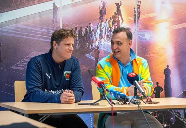 Handball, Herren, Saison 2025 2026, DAIKIN Handball-Bundesliga, Füchse Berlin, Vorstellung des neuen Cheftrainers, v.l. Trainer Nicolej Krickau (Füchse Berlin), Geschäftsführer Bob Hanning (Füchse Berlin), 05.09.2025, Copyright: xSebastianxRäppold MatthiasxKochx
