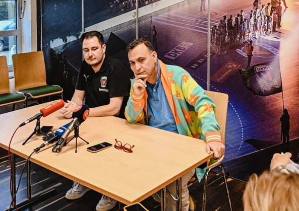 05.09.2025, xlakx, Handball Daikin HBL,Pressekonferenz Fuechse Berlin v.l.Pressesprecher Patrick Steimle mit Fuechse-Geschaeftsfuehrer Bob Hanning Berlin