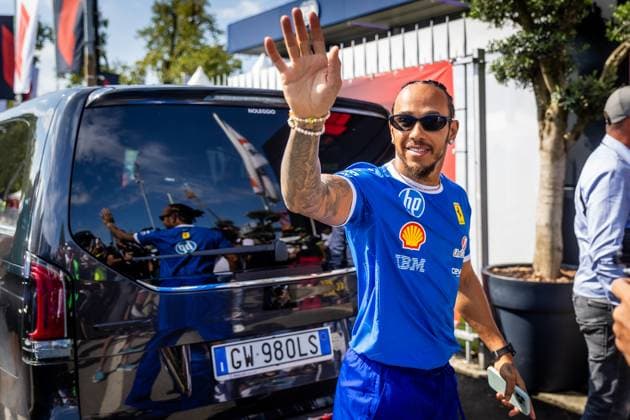 F1 ITALIAN GRAND PRIX FRIDAY Lewis Hamilton of Great Britain and Scuderia Ferrari cheers the fans ahead of friday s practice of the F1 Grand Prix of Italy - Formula 1 Pirelli Gran Premio D Italia 2025 at Autodromo Nazionale Monza Circuit on September 05, 2025, in Monza, Italy. Copyright: xx 080A3637