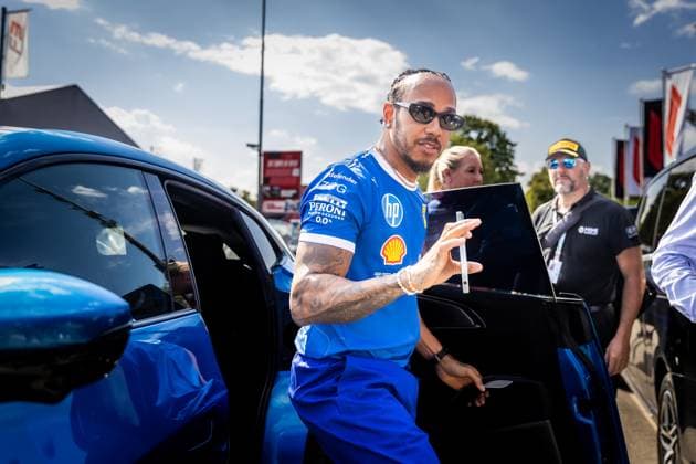 F1 ITALIAN GRAND PRIX FRIDAY Lewis Hamilton of Great Britain and Scuderia Ferrari cheers the fans ahead of friday s practice of the F1 Grand Prix of Italy - Formula 1 Pirelli Gran Premio D Italia 2025 at Autodromo Nazionale Monza Circuit on September 05, 2025, in Monza, Italy. Copyright: xx 080A3594
