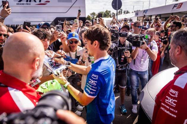 F1 ITALIAN GRAND PRIX FRIDAY Charles Leclerc of Monaco and Scuderia Ferrari cheers the fans ahead of friday s practice of the F1 Grand Prix of Italy - Formula 1 Pirelli Gran Premio D Italia 2025 at Autodromo Nazionale Monza Circuit on September 05, 2025, in Monza, Italy. Copyright: xx 080A3489
