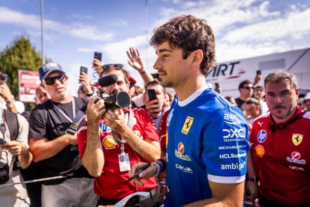 F1 ITALIAN GRAND PRIX FRIDAY Charles Leclerc of Monaco and Scuderia Ferrari cheers the fans ahead of friday s practice of the F1 Grand Prix of Italy - Formula 1 Pirelli Gran Premio D Italia 2025 at Autodromo Nazionale Monza Circuit on September 05, 2025, in Monza, Italy. Copyright: xx 080A3556