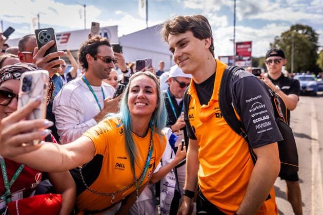F1 ITALIAN GRAND PRIX FRIDAY Oscar Piastri of Australia and McLaren cheers the fans ahead of friday s practice of the F1 Grand Prix of Italy - Formula 1 Pirelli Gran Premio D Italia 2025 at Autodromo Nazionale Monza Circuit on September 05, 2025, in Monza, Italy. Copyright: xx 080A3149