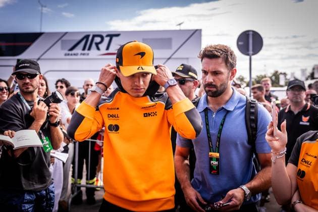 F1 ITALIAN GRAND PRIX FRIDAY Lando Norris of Great Britain and McLaren cheers the fans ahead of friday s practice of the F1 Grand Prix of Italy - Formula 1 Pirelli Gran Premio D Italia 2025 at Autodromo Nazionale Monza Circuit on September 05, 2025, in Monza, Italy. Copyright: xx 080A3059