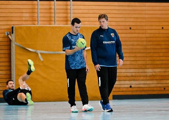 05.09.2025, xlakx, Handball Daikin HBL,Training Fuechse Berlin v.l. Tim Freihoefer (Fuechse Berlin), Nicolej Krickau (Fuechse Berlin Trainer) im Gespraech Berlin
