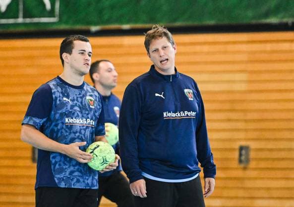 05.09.2025, xlakx, Handball Daikin HBL,Training Fuechse Berlin v.l. Tim Freihoefer (Fuechse Berlin), Nicolej Krickau (Fuechse Berlin Trainer) im Gespraech Berlin