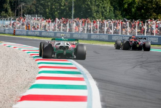 Formula 1 Pirelli Gran Premio d’Italia 2025 Alexis Perrin OVERTAKE MAXPPP - 05 09 2025 44 HAMILTON Lewis (gbr), Scuderia Ferrari HP, and 01 VERSTAPPEN Max (nld), Oracle Red Bull Racing, action at the Formula 1 Pirelli Gran Premio d’Italia 2025, the 16th round of the 2025 FIA Formula 1 World Championship, WM, Weltmeisterschaft at Autodromo Nazionale Monza in Monza, Italy, from 04 to 07 September 2025  Copyright: xOVERTAKE MAXPPPxAlexisxPerrinx OVT202509059213 OVT202509059213
