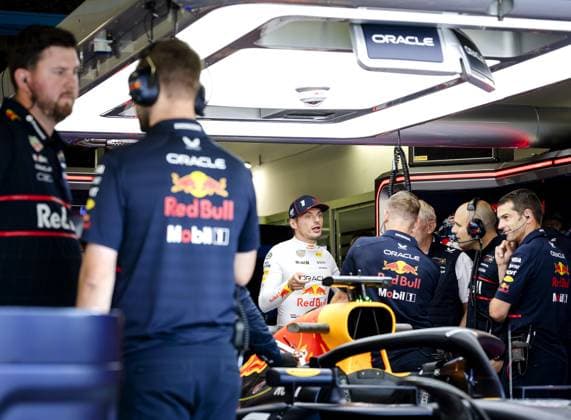 MONZA - Max Verstappen (Red Bull Racing) talks with Helmut Marko (Red Bull Racing) and Gianpiero Lambiase (Red Bull Racing) before the first free practice session for the Italian F1 Grand Prix at the Monza Circuit. ANP SEM VAN DER WAL xVIxANPxSportx xxANPxIVx 535051119 originalFilename: 535051119.jpg