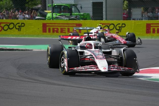 05.09.2025, Autodromo Nazionale Monza, Monza, FORMULA 1 PIRELLI GRAN PREMIO D™ITALIA 2025 , im Bild Esteban Ocon (FRA), MoneyGram Haas F1 Team, Lewis Hamilton (GBR), Scuderia Ferrari HP (Photo by Hasan Bratic DeFodi Images)