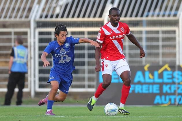 Leipzig, 03.09.2025, Bruno-Plache-Stadion, Fußball, Männer, Saison 2025 2026, Testspiel , 1. FC Lokomotive Leipzig - FC Energie Cottbus 2:2 (0:1) , Im Bild v.l.: Eren Ötztürk Oetztuerk (30, Lok) und Dennis Duah ( 15, Cottbus ,