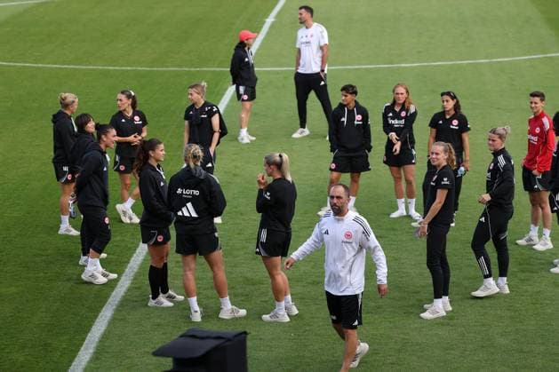 2025.09.05 xJFx Fussball Google Pixel Frauen-Bundesliga Saison 2025 2026 Eintracht Frankfurt - SGS Essen v.l., die Mannschaft von Eintracht Frankfurt auf dem Platz vor dem Spiel (DFL DFB REGULATIONS PROHIBIT ANY USE OF PHOTOGRAPHS as IMAGE SEQUENCES and or QUASI-VIDEO) Copyright: JoaquimxFerreira