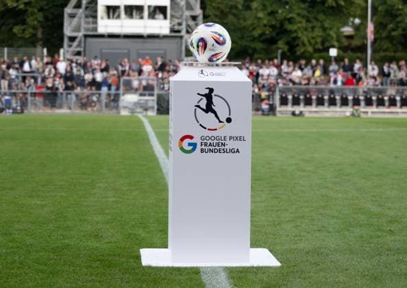 05.09.2025, xsltx, Fussball Google Pixel Frauen-Bundesliga, Eintracht Frankfurt - SGS Essen v.l. Saisonstart im Stadion am Brentanobad in der Frauen-Bundesliga mit dem Spiel Eintracht Frankfurt vs SGS Essen mit großem Publikumsinteresse (DFL DFB REGULATIONS PROHIBIT ANY USE OF PHOTOGRAPHS as IMAGE SEQUENCES and or QUASI-VIDEO)