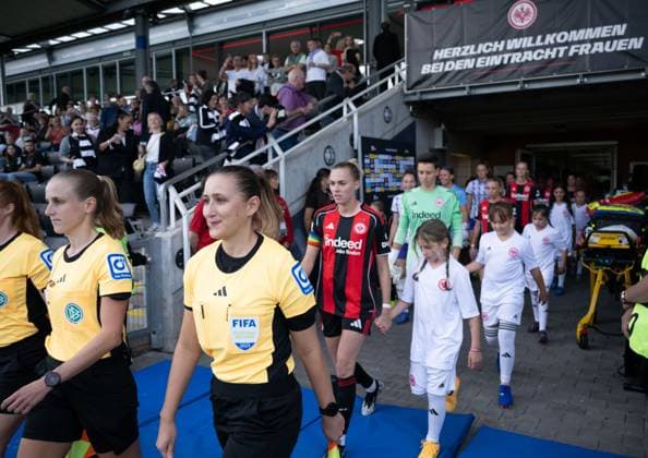05.09.2025, xsltx, Fussball Google Pixel Frauen-Bundesliga, Eintracht Frankfurt - SGS Essen v.l. Saisonstart im Stadion am Brentanobad in der Frauen-Bundesliga mit dem Spiel Eintracht Frankfurt vs SGS Essen (DFL DFB REGULATIONS PROHIBIT ANY USE OF PHOTOGRAPHS as IMAGE SEQUENCES and or QUASI-VIDEO)