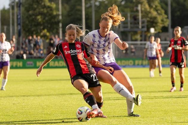 2025.09.05 xJFx Fussball Google Pixel Frauen-Bundesliga Saison 2025 2026 Eintracht Frankfurt - SGS Essen v.l., Nadine Andrina Riesen (Eintracht Frankfurt), Laura Pucks (SGS Essen) Zweikampf, Action, Aktion, Battles for the Ball (DFL DFB REGULATIONS PROHIBIT ANY USE OF PHOTOGRAPHS as IMAGE SEQUENCES and or QUASI-VIDEO) Copyright: JoaquimxFerreira