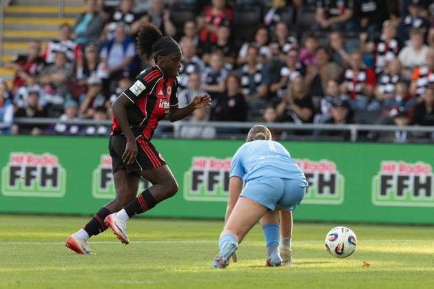 2025.09.05 xJFx Fussball Google Pixel Frauen-Bundesliga Saison 2025 2026 Eintracht Frankfurt - SGS Essen v.l., Nicole Anyomi (Eintracht Frankfurt) auf dem weg zum 1:0, Torfrau Kim Lea Sindermann (SGS Essen) (DFL DFB REGULATIONS PROHIBIT ANY USE OF PHOTOGRAPHS as IMAGE SEQUENCES and or QUASI-VIDEO) Copyright: JoaquimxFerreira