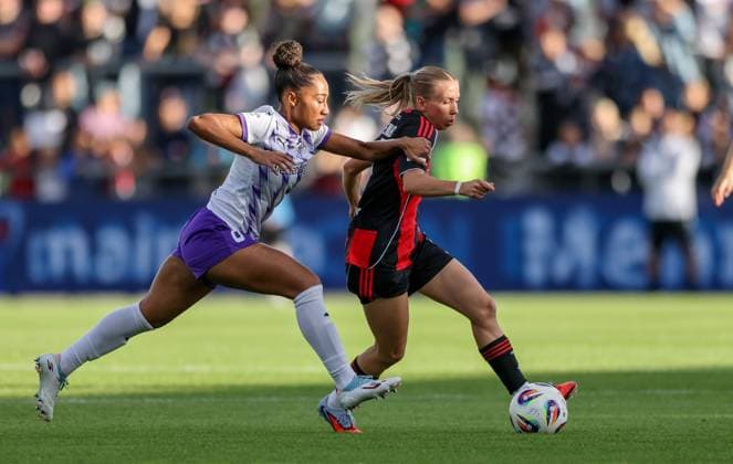 DEU, Frankfurt, Eintracht Frankfurt vs SGS Essen, Google Pixel Frauen Bundesliga DFB, Saison 2526, Stadion am Bretanobad, 1. Spieltag, im Bild v.l.n.r: Vanessa Fürst (SGS Essen 8), Elisa Senß (Eintracht Frankfurt 6) DFB DFL REGULATIONS PROHIBIT ANY USE OF PHOTOGRAPHS AS IMAGE SEQUENCES AND OR QUASI-VIDEO, 05.09.2025, Copyright: HMBxMedia HendrikxHamelau