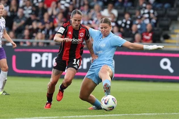 2025.09.05 xJFx Fussball Google Pixel Frauen-Bundesliga Saison 2025 2026 Eintracht Frankfurt - SGS Essen v.l., GÃ raldine Reuteler (Eintracht Frankfurt) auf dem weg zum 2:0, Torfrau Kim Sindermann (SGS Essen) ist geschlagen (DFL DFB REGULATIONS PROHIBIT ANY USE OF PHOTOGRAPHS as IMAGE SEQUENCES and or QUASI-VIDEO) Copyright: JoaquimxFerreira