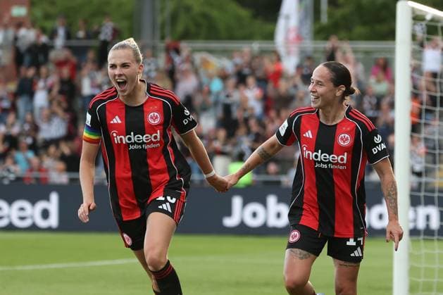 2025.09.05 xJFx Fussball Google Pixel Frauen-Bundesliga Saison 2025 2026 Eintracht Frankfurt - SGS Essen v.l., Laura Freigang (Eintracht Frankfurt), GÃ raldine Reuteler (Eintracht Frankfurt), Torjubel, Goal celebration, celebrate the goal (DFL DFB REGULATIONS PROHIBIT ANY USE OF PHOTOGRAPHS as IMAGE SEQUENCES and or QUASI-VIDEO) Copyright: JoaquimxFerreira