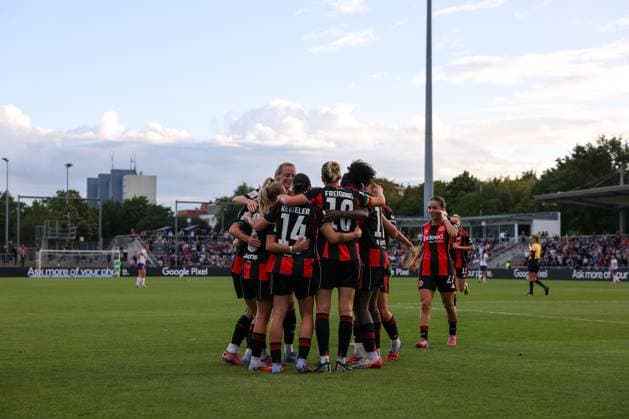 2025.09.05 xJFx Fussball Google Pixel Frauen-Bundesliga Saison 2025 2026 Eintracht Frankfurt - SGS Essen v.l., Laura Freigang (Eintracht Frankfurt), GÃ raldine Reuteler (Eintracht Frankfurt), Nicole Anyomi (Eintracht Frankfurt), Eintracht Frankfurt Torjubel, Goal celebration, celebrate the goal (DFL DFB REGULATIONS PROHIBIT ANY USE OF PHOTOGRAPHS as IMAGE SEQUENCES and or QUASI-VIDEO) Copyright: JoaquimxFerreira
